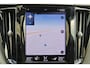 Volvo XC60 T8 Recharge AWD R-Design - Panorama/schuifdak - IntelliSafe Assist & Surround - Harman/Kardon audio - Adaptieve LED koplampen - Parkeercamera achter - Verwarmde voorstoelen, stuur & achterbank - Parkeersensoren voor & achter - Elektr. bedienb. voorstoelen met geheugen - Draadloze tel. lader - Standkachel - Extra getint glas - Semi elektr. inklapbare trekhaak - 19 inch LMV