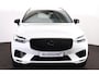 Volvo XC60 T8 Recharge AWD R-Design - Panorama/schuifdak - IntelliSafe Assist & Surround - Harman/Kardon audio - Adaptieve LED koplampen - Parkeercamera achter - Verwarmde voorstoelen, stuur & achterbank - Parkeersensoren voor & achter - Elektr. bedienb. voorstoelen met geheugen - Draadloze tel. lader - Standkachel - Extra getint glas - Semi elektr. inklapbare trekhaak - 19 inch LMV