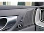 Volvo XC60 T8 Recharge AWD R-Design - Panorama/schuifdak - IntelliSafe Assist & Surround - Harman/Kardon audio - Adaptieve LED koplampen - Parkeercamera achter - Verwarmde voorstoelen, stuur & achterbank - Parkeersensoren voor & achter - Elektr. bedienb. voorstoelen met geheugen - Draadloze tel. lader - Standkachel - Extra getint glas - Semi elektr. inklapbare trekhaak - 19 inch LMV