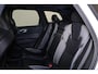 Volvo XC60 T8 Recharge AWD R-Design - Panorama/schuifdak - IntelliSafe Assist & Surround - Harman/Kardon audio - Adaptieve LED koplampen - Parkeercamera achter - Verwarmde voorstoelen, stuur & achterbank - Parkeersensoren voor & achter - Elektr. bedienb. voorstoelen met geheugen - Draadloze tel. lader - Standkachel - Extra getint glas - Semi elektr. inklapbare trekhaak - 19 inch LMV