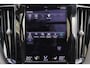 Volvo XC60 T8 Recharge AWD R-Design - Panorama/schuifdak - IntelliSafe Assist & Surround - Harman/Kardon audio - Adaptieve LED koplampen - Parkeercamera achter - Verwarmde voorstoelen, stuur & achterbank - Parkeersensoren voor & achter - Elektr. bedienb. voorstoelen met geheugen - Draadloze tel. lader - Standkachel - Extra getint glas - Semi elektr. inklapbare trekhaak - 19 inch LMV