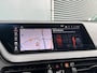 BMW 1-Serie BWJ 2021 | 118i 136PK High Ex AUTOMAAT | SPORTSTOELEN | CLIMA | NAVI | CARPLAY | PDC 2X | LEDER/STOF | 18'' LMV