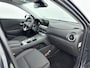 Hyundai Kona Electric EV FASHION 64 kWh | DODEHOEK DETECTIE | PDC | 3 FASEN | WARMTEPOMP | CAMERA | CLIMA | CRUISE ADAPT. | NAVI | PRIVACY GLASS | DAKRAILING | APPLE CAR PLAY & ADROID AUTO |