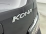 Hyundai Kona Electric EV FASHION 64 kWh | DODEHOEK DETECTIE | PDC | 3 FASEN | WARMTEPOMP | CAMERA | CLIMA | CRUISE ADAPT. | NAVI | PRIVACY GLASS | DAKRAILING | APPLE CAR PLAY & ADROID AUTO |