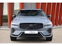 Volvo XC60 T6 Recharge AWD Plus Dark | Longe Range | Stoelverwarming | Trekhaak | Parkeercamera | BLIS | Pilot Assist | Glossy Black | Keyless