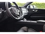 Volvo XC60 T6 Recharge AWD Plus Dark | Longe Range | Stoelverwarming | Trekhaak | Parkeercamera | BLIS | Pilot Assist | Glossy Black | Keyless