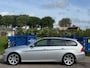 BMW 3-Serie Touring 318i High Executive ECC Audio/CD Electric pakket ABS LMV 18" PDC ESP Cruise Trekhaak Dealeronderh. Nieuwe Apk!