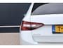 Skoda Superb Combi 1.8 TSI Style Automaat | Trekhaak | Adaptieve Cruise | Stoelverwarming | Apple Carplay / Android Auto | Getint glas