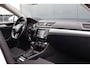 Skoda Superb Combi 1.8 TSI Style Automaat | Trekhaak | Adaptieve Cruise | Stoelverwarming | Apple Carplay / Android Auto | Getint glas