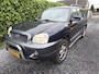 Hyundai Santa Fe 2.0i-16V Dynamic Motion | Autom. Airco | Cruise Control | Elekt. Ramen | Trekhaak | 2000 kg Trekgewicht! | LMV | APK tot 05-10-2026!