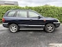 Hyundai Santa Fe 2.0i-16V Dynamic Motion | Autom. Airco | Cruise Control | Elekt. Ramen | Trekhaak | 2000 kg Trekgewicht! | LMV | APK tot 05-10-2026!