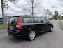 Volvo V70 2.0i Momentum 145 PK. Zeer goed onderhouden en onverwoestbare auto !!! Rijdt ook helemaal nieuw !!