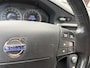 Volvo V70 2.0i Momentum 145 PK. Zeer goed onderhouden en onverwoestbare auto !!! Rijdt ook helemaal nieuw !!