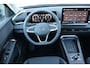Volkswagen T-Roc Life First Edition 150PK | 'App-Connect' draadloze smartphone integratie | Achteruitrijcamera (Rear View) | Automatische afstandsregeling (Adaptive Cruise Control)