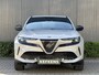 Alfa Romeo Junior Elettrica 54 kWh | AppleCarPlay/Android | Climate control | Parkeersensoren | 18'' LM velgen