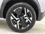 Peugeot 2008 SUV Allure Hybrid 145pk Automaat | Navigatie | Camera v+a | Climate Control | Adaptieve Cruise Control | Parkeersensoren v+a | Keyless | Dodehoeksensor | Draadloze Apple Carplay / Android Auto + telefoonlader | Digitaal instrumentenpaneel | DAB+ radio | Led koplampen | Donker getint glas | 17" lichtmetalen velgen |