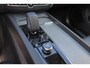 Volvo XC60 T6 Recharge AWD Plus Dark - Panorama/schuifdak - IntelliSafe Assist & Surround - 360º Camera - Harman/Kardon audio - Adaptieve LED koplampen - Verwarmde voorstoelen, stuur & achterbank - Parkeersensoren voor & achter - Elektr. bedienb. voorstoelen met geheugen - Head up display - Draadloze tel. lader - Extra getint glas - Inklapbare trekhaak - 20' LMV