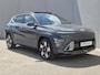 Hyundai Kona 1.6 GDI HEV Premium Sky / Glazen schuif- en kanteldak / Stuur- Stoel & Achterbankverwarming / Elektrische achterklep / Stoelventilatie / Bose Audio Systeem / Rondomzicht camera / Adaptief cruise control / Keyless Entry/Start / Apple Carplay Android Auto /