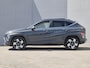 Hyundai Kona 1.6 GDI HEV Premium Sky / Glazen schuif- en kanteldak / Stuur- Stoel & Achterbankverwarming / Elektrische achterklep / Stoelventilatie / Bose Audio Systeem / Rondomzicht camera / Adaptief cruise control / Keyless Entry/Start / Apple Carplay Android Auto /