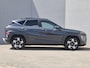 Hyundai Kona 1.6 GDI HEV Premium Sky / Glazen schuif- en kanteldak / Stuur- Stoel & Achterbankverwarming / Elektrische achterklep / Stoelventilatie / Bose Audio Systeem / Rondomzicht camera / Adaptief cruise control / Keyless Entry/Start / Apple Carplay Android Auto /
