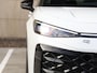 Volkswagen T-Roc R-Line First Edition 1.5 eTSI 150 PK | Black style | Trekhaak | Camera | App connect |