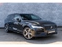 Volvo V60 T6 Plug-in hybrid AWD Essential | Google | Long Range | Adaptieve Cruise Control | Stoelverwarming Voor + Achter | Lederen Bekleding | Zwarte Hemelbekleding | Stuurverwarming | Getint Glas | Gloss Black Grill | Park Assist | 19" LM