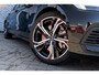 Volvo V60 T6 Plug-in hybrid AWD Essential | Google | Long Range | Adaptieve Cruise Control | Stoelverwarming Voor + Achter | Lederen Bekleding | Zwarte Hemelbekleding | Stuurverwarming | Getint Glas | Gloss Black Grill | Park Assist | 19" LM
