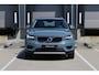 Volvo XC40 2.0 T4 Momentum Pro | Trekhaak uitklapbaar | Parkeersensoren voor + achter | Verwarmde voorstoelen | Cruise control | Regensensor | Alarm klasse 1