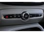 Volvo XC40 2.0 T4 Momentum Pro | Trekhaak uitklapbaar | Parkeersensoren voor + achter | Verwarmde voorstoelen | Cruise control | Regensensor | Alarm klasse 1