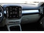 Volvo XC40 2.0 T4 Momentum Pro | Trekhaak uitklapbaar | Parkeersensoren voor + achter | Verwarmde voorstoelen | Cruise control | Regensensor | Alarm klasse 1