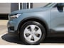 Volvo XC40 2.0 T4 Momentum Pro | Trekhaak uitklapbaar | Parkeersensoren voor + achter | Verwarmde voorstoelen | Cruise control | Regensensor | Alarm klasse 1