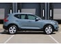 Volvo XC40 2.0 T4 Momentum Pro | Trekhaak uitklapbaar | Parkeersensoren voor + achter | Verwarmde voorstoelen | Cruise control | Regensensor | Alarm klasse 1