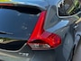 Volvo V40 1.5 T3 152PK R-Design AUTOMAAT TREKHAAK| PANORAMADAK| HARMAN/KARDON SOUND| STOELVERWARMING| CAMERA + PARKEERSENSOREN| NAVIGATIE| KEYLESS| DEALER ONDERHOUDEN| FULL LED|