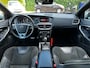 Volvo V40 1.5 T3 152PK R-Design AUTOMAAT TREKHAAK| PANORAMADAK| HARMAN/KARDON SOUND| STOELVERWARMING| CAMERA + PARKEERSENSOREN| NAVIGATIE| KEYLESS| DEALER ONDERHOUDEN| FULL LED|