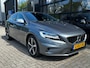 Volvo V40 1.5 T3 152PK R-Design AUTOMAAT TREKHAAK| PANORAMADAK| HARMAN/KARDON SOUND| STOELVERWARMING| CAMERA + PARKEERSENSOREN| NAVIGATIE| KEYLESS| DEALER ONDERHOUDEN| FULL LED|