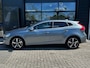 Volvo V40 1.5 T3 152PK R-Design AUTOMAAT TREKHAAK| PANORAMADAK| HARMAN/KARDON SOUND| STOELVERWARMING| CAMERA + PARKEERSENSOREN| NAVIGATIE| KEYLESS| DEALER ONDERHOUDEN| FULL LED|