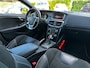Volvo V40 1.5 T3 152PK R-Design AUTOMAAT TREKHAAK| PANORAMADAK| HARMAN/KARDON SOUND| STOELVERWARMING| CAMERA + PARKEERSENSOREN| NAVIGATIE| KEYLESS| DEALER ONDERHOUDEN| FULL LED|