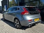 Volvo V40 1.5 T3 152PK R-Design AUTOMAAT TREKHAAK| PANORAMADAK| HARMAN/KARDON SOUND| STOELVERWARMING| CAMERA + PARKEERSENSOREN| NAVIGATIE| KEYLESS| DEALER ONDERHOUDEN| FULL LED|