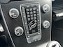 Volvo V40 1.5 T3 152PK R-Design AUTOMAAT TREKHAAK| PANORAMADAK| HARMAN/KARDON SOUND| STOELVERWARMING| CAMERA + PARKEERSENSOREN| NAVIGATIE| KEYLESS| DEALER ONDERHOUDEN| FULL LED|