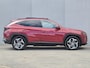 Hyundai Tucson 1.6 T-GDI PHEV Premium Sky 4WD / Dealer onderhouden / Fabrieksgarantie tot 03-2027 / Trekgewicht 1350 kg / Trekhaak afneembaar / Glazen schuif- en kanteldak / Elektrische achterklep / Stuur- Stoel & Achterbankverwarming / Stoelventilatie / Adaptief cruise control /
