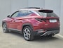 Hyundai Tucson 1.6 T-GDI PHEV Premium Sky 4WD / Dealer onderhouden / Fabrieksgarantie tot 03-2027 / Trekgewicht 1350 kg / Trekhaak afneembaar / Glazen schuif- en kanteldak / Elektrische achterklep / Stuur- Stoel & Achterbankverwarming / Stoelventilatie / Adaptief cruise control /