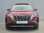 Hyundai Tucson 1.6 T-GDI PHEV Premium Sky 4WD / Dealer onderhouden / Fabrieksgarantie tot 03-2027 / Trekgewicht 1350 kg / Trekhaak afneembaar / Glazen schuif- en kanteldak / Elektrische achterklep / Stuur- Stoel & Achterbankverwarming / Stoelventilatie / Adaptief cruise control /