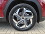 Hyundai Tucson 1.6 T-GDI PHEV Premium Sky 4WD / Dealer onderhouden / Fabrieksgarantie tot 03-2027 / Trekgewicht 1350 kg / Trekhaak afneembaar / Glazen schuif- en kanteldak / Elektrische achterklep / Stuur- Stoel & Achterbankverwarming / Stoelventilatie / Adaptief cruise control /