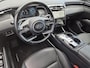 Hyundai Tucson 1.6 T-GDI PHEV Premium Sky 4WD / Dealer onderhouden / Fabrieksgarantie tot 03-2027 / Trekgewicht 1350 kg / Trekhaak afneembaar / Glazen schuif- en kanteldak / Elektrische achterklep / Stuur- Stoel & Achterbankverwarming / Stoelventilatie / Adaptief cruise control /