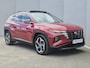 Hyundai Tucson 1.6 T-GDI PHEV Premium Sky 4WD / Dealer onderhouden / Fabrieksgarantie tot 03-2027 / Trekgewicht 1350 kg / Trekhaak afneembaar / Glazen schuif- en kanteldak / Elektrische achterklep / Stuur- Stoel & Achterbankverwarming / Stoelventilatie / Adaptief cruise control /