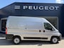 Peugeot Boxer 2.2 BlueHDi 140 PK L2H2 | Facelift model | 1e Eigenaarsauto met 20.500 KM | 3-Zits | Trekhaak 3000 KG | Zakelijk BPM Vrij | Camera | Parkeersensoren | Airco | Laadruimte Betimmering | Cruise Control | Apple Carplay & Android Auto |