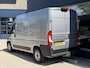 Peugeot Boxer 2.2 BlueHDi 140 PK L2H2 | Facelift model | 1e Eigenaarsauto met 20.500 KM | 3-Zits | Trekhaak 3000 KG | Zakelijk BPM Vrij | Camera | Parkeersensoren | Airco | Laadruimte Betimmering | Cruise Control | Apple Carplay & Android Auto |