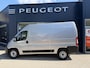Peugeot Boxer 2.2 BlueHDi 140 PK L2H2 | Facelift model | 1e Eigenaarsauto met 20.500 KM | 3-Zits | Trekhaak 3000 KG | Zakelijk BPM Vrij | Camera | Parkeersensoren | Airco | Laadruimte Betimmering | Cruise Control | Apple Carplay & Android Auto |