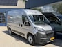 Peugeot Boxer 2.2 BlueHDi 140 PK L2H2 | Facelift model | 1e Eigenaarsauto met 20.500 KM | 3-Zits | Trekhaak 3000 KG | Zakelijk BPM Vrij | Camera | Parkeersensoren | Airco | Laadruimte Betimmering | Cruise Control | Apple Carplay & Android Auto |