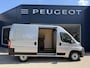 Peugeot Boxer 2.2 BlueHDi 140 PK L2H2 | Facelift model | 1e Eigenaarsauto met 20.500 KM | 3-Zits | Trekhaak 3000 KG | Zakelijk BPM Vrij | Camera | Parkeersensoren | Airco | Laadruimte Betimmering | Cruise Control | Apple Carplay & Android Auto |